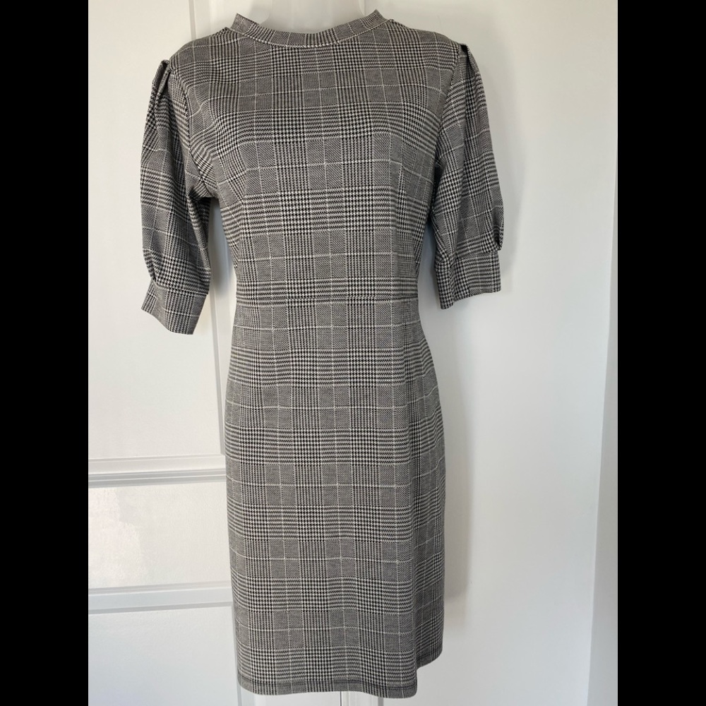 Casual women’s plaid dress with short sleeves